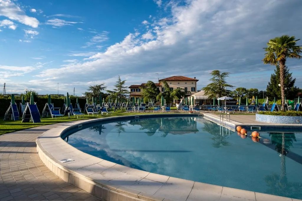 Hotel Villa Sara with pool and parking near Venice
