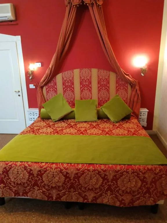 Junior Suite con Bagno Privato e Vista Canale — Alloggi Acquavita – checkin at “Alloggi SS Giovanni e Paolo”