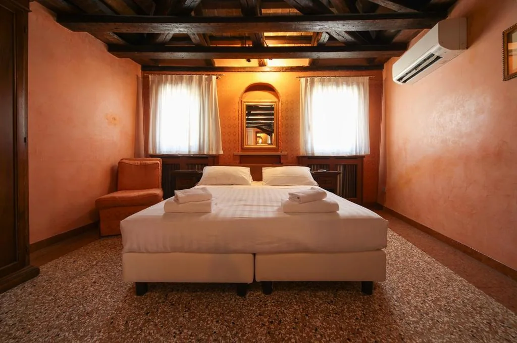 Junior Suite con Bagno Privato Esterno — Locanda Antica Venezia