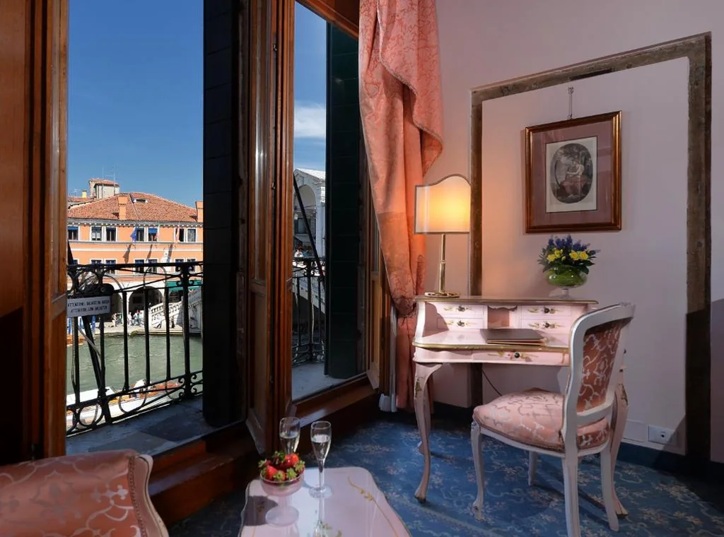 Junior Suite with Balcony and Grand Canal View - Non-Smoking — Hotel Rialto