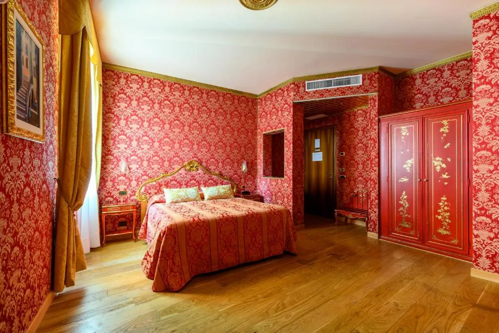 Junior Suite with Balcony and Canal View — Residenza Ca’ San Marco