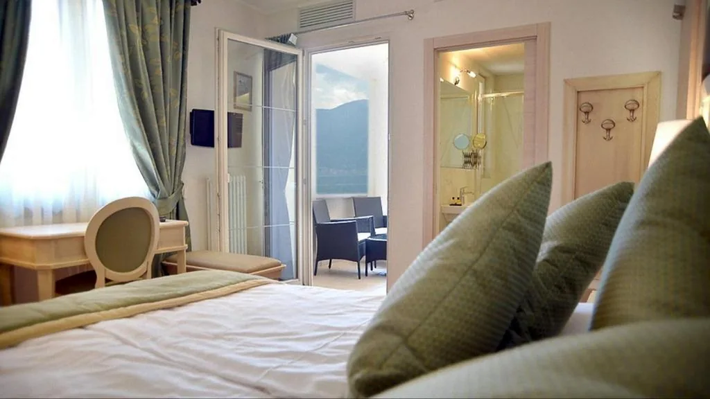 Junior Suite con Balcone e Vista Città — Lake Front Hotel Brenzone