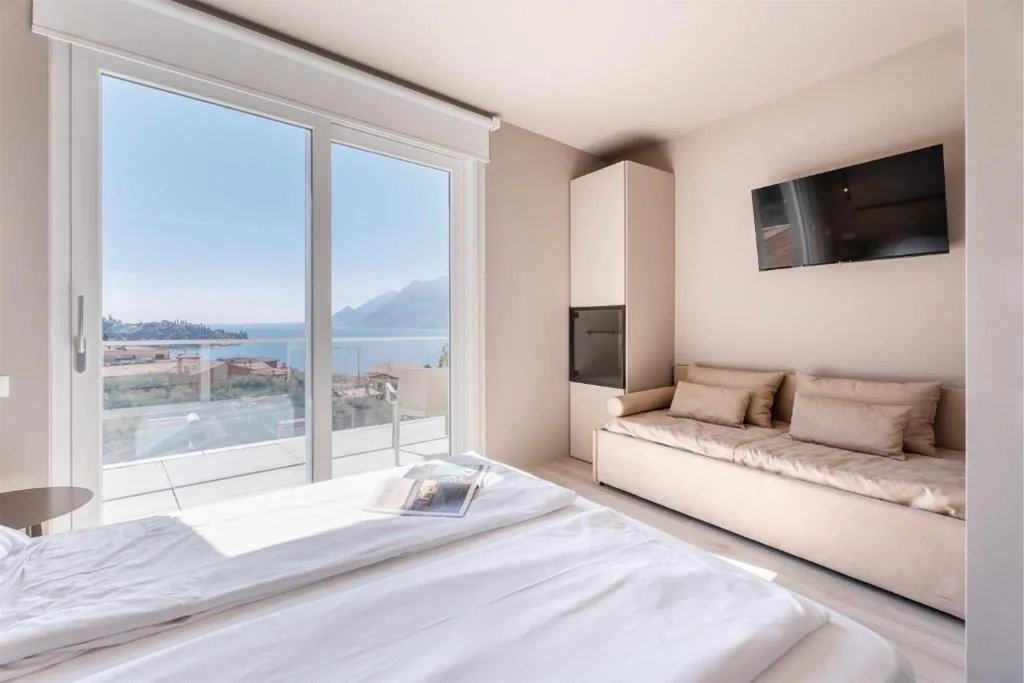 Junior Suite con Balcone e Vista Lago — Hotel Diana