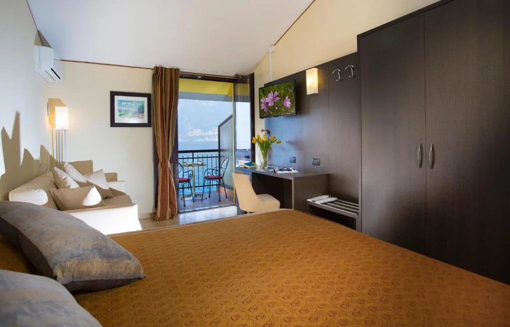 Junior Suite con Balcone e Vista Lago — Taki Village