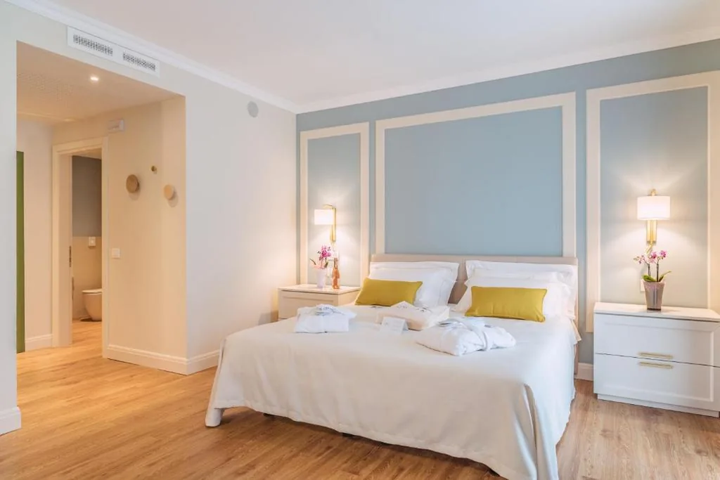 Junior Suite con Balcone — Sky Pool Hotel Sole Garda