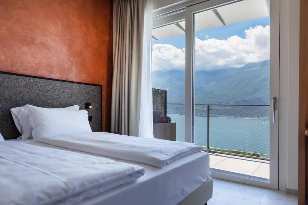 Junior Suite with Balcony, Lake View and Hot Tub — LLAC Living Nature Hotel
