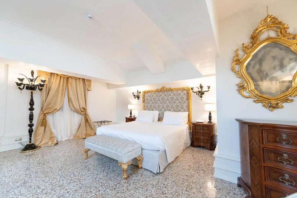 Junior Suite con Terrazza — Ca’ Bonfadini Historic Experience