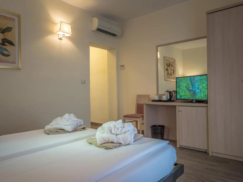 Junior Suite with Terrace and Lake View — Hotel Capo Reamol