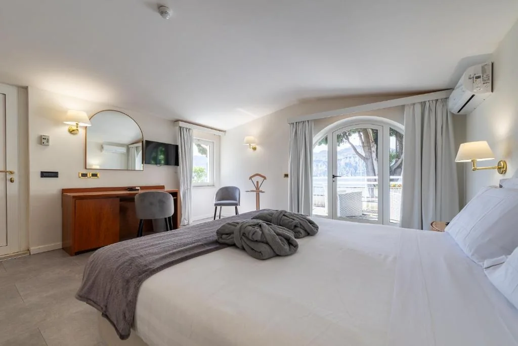 Junior Suite con Terrazza e Vista Lago — Hotel Excelsior Bay