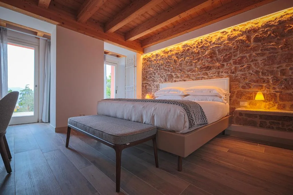 Junior Suite with Terrace and Lake View — Hotel Villa Leopardi 4S – Adults only
