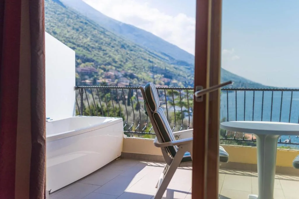 Junior Suite with Outdoor Hot Tub and Lake View — Hotel Baia Verde