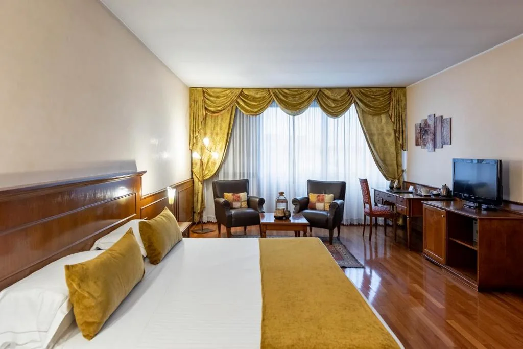 Junior Suite with Hot Tub — Hotel Leopardi