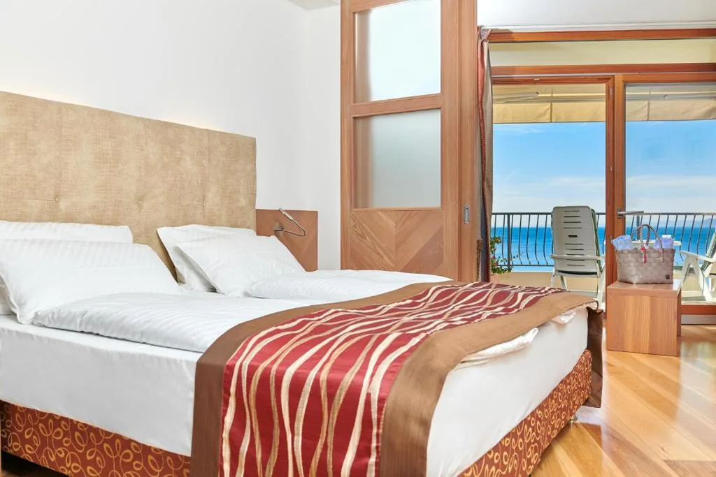 Junior Suite with Indoor Hot Tub and Lake View — Hotel Baia Verde