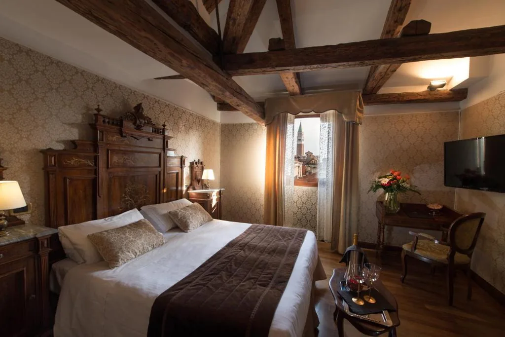 Junior Suite with St. Mark's Campanile View — Palazzo Bembo – Exclusive Accommodation