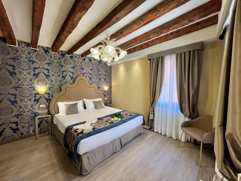 Junior Suite with Canal View — Cà Dell’Arte Palace