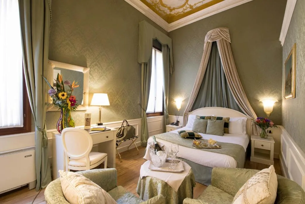 Junior Suite with Canal View — Duodo Palace