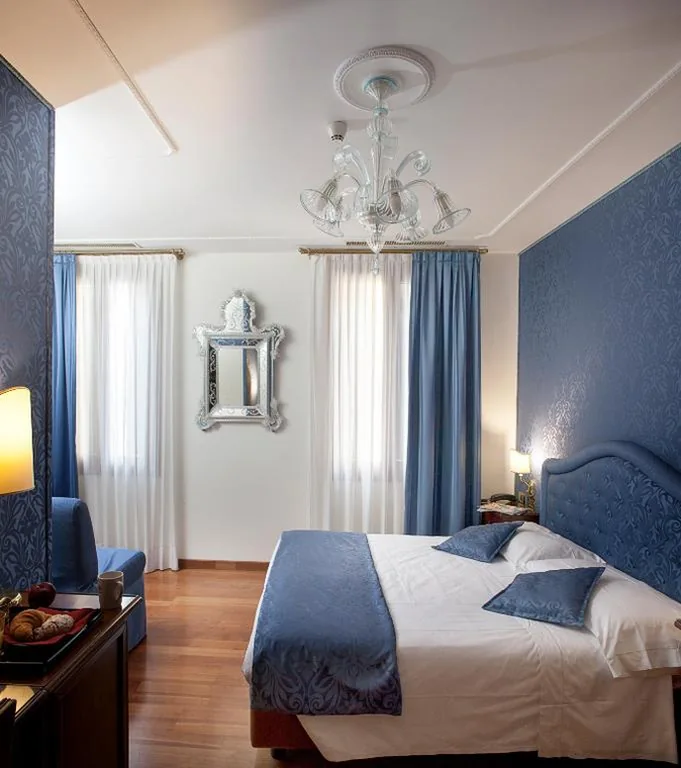 Junior Suite with Canal View — Hotel Ca’ D’Oro – WENICE Deep Culture