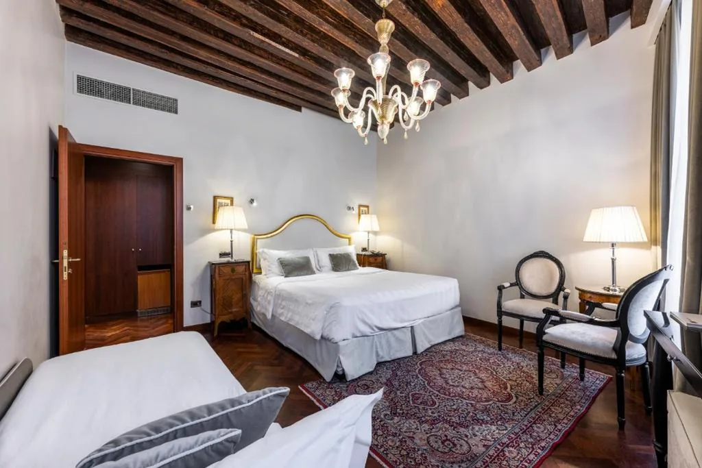 Junior Suite with Canal View — Hotel Casa Verardo Residenza d’Epoca