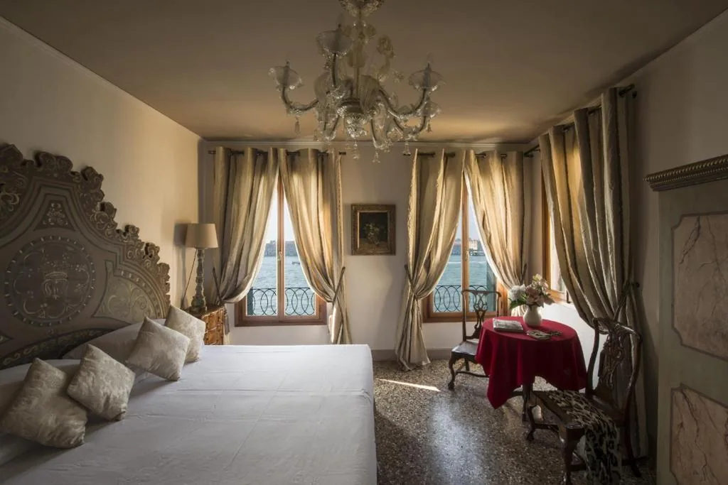 Junior Suite con Vista Canale — La Residenza 818