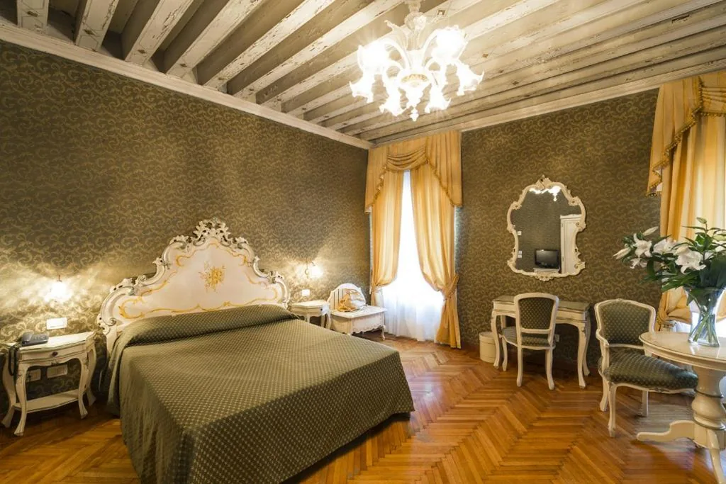 Junior Suite with Canal View — Palazzo Guardi