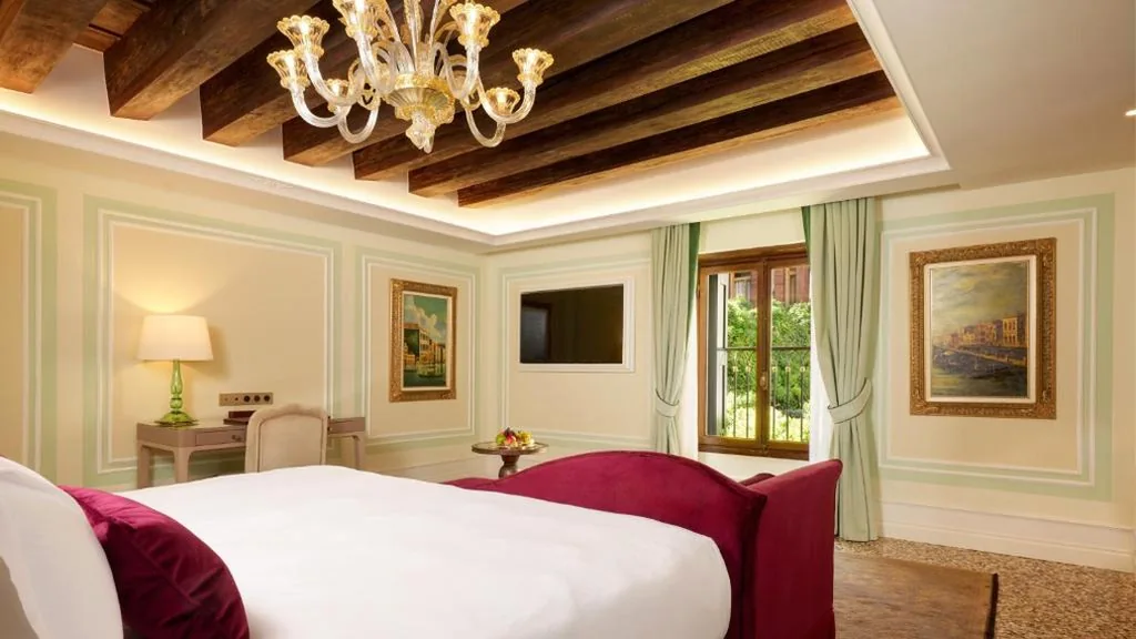 Junior Suite con Vista Giardino — Hotel Palazzo Giovanelli e Gran Canal