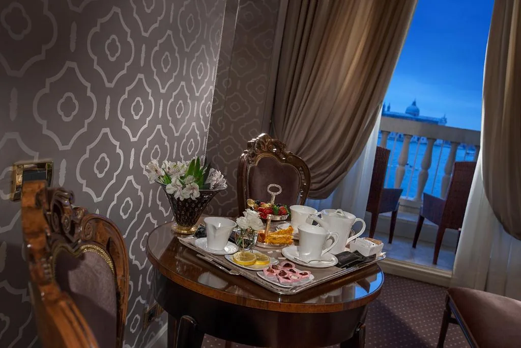 Junior Suite con Vista Laguna e Terrazza — Londra Palace Venezia