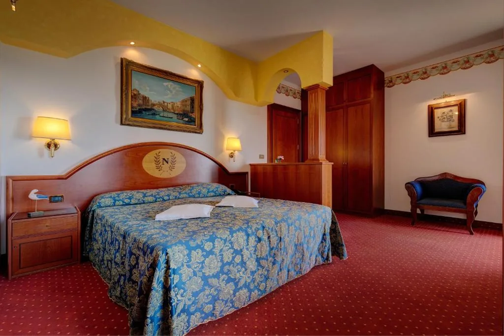 Junior Suite con Vista Mare Parziale e Balcone — Hotel Napoleon