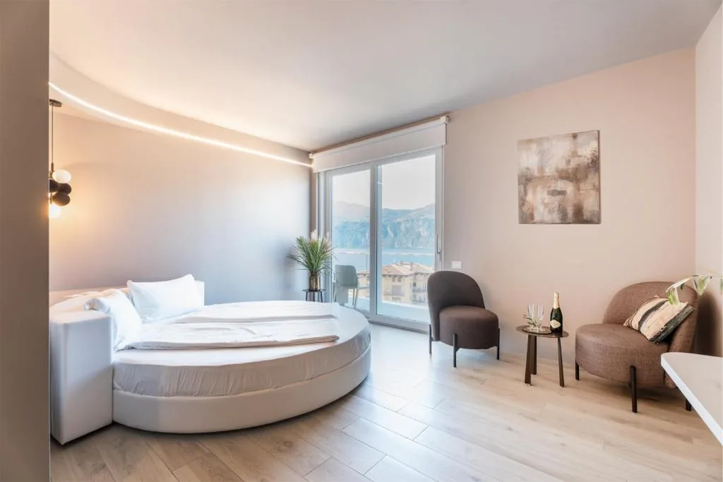 Junior Suite Deluxe con Balcone e Vista Lago — Hotel Diana