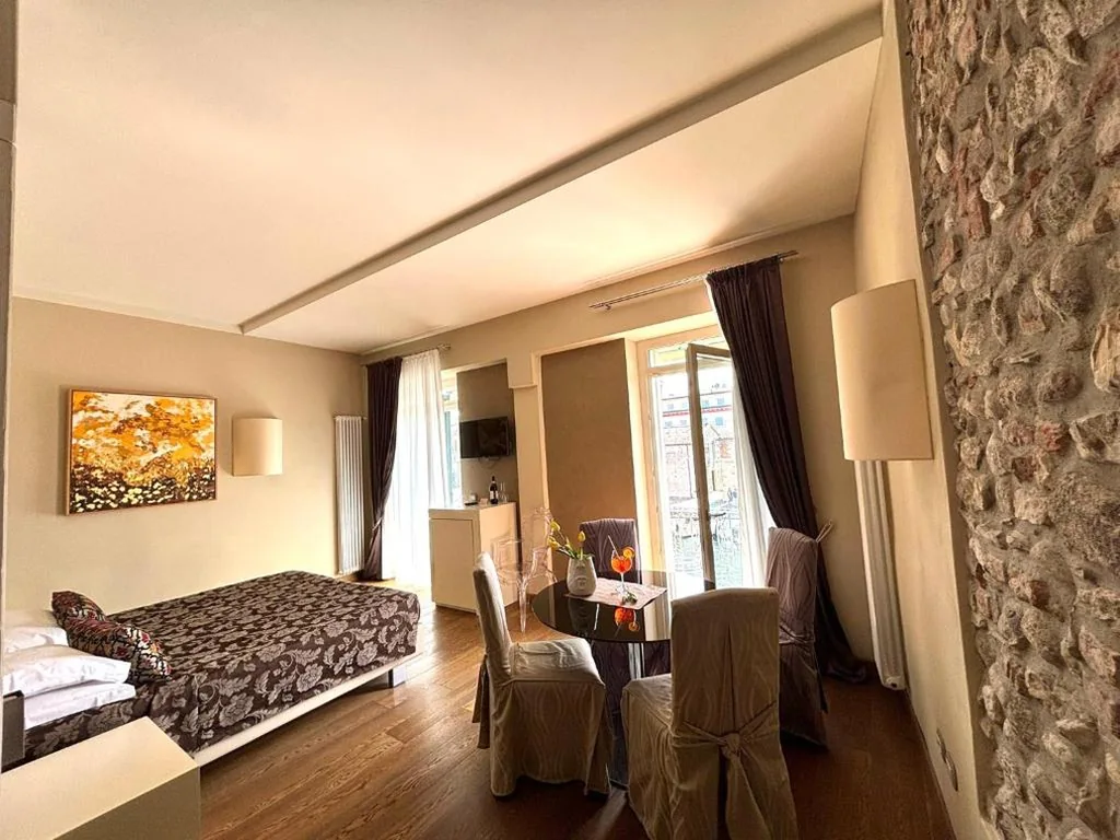 Junior Suite Deluxe con Balcone e Vista Lago — Oreste Suite
