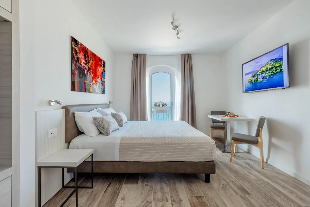 Deluxe Junior Suite with Lake View — Hotel Giardinetto