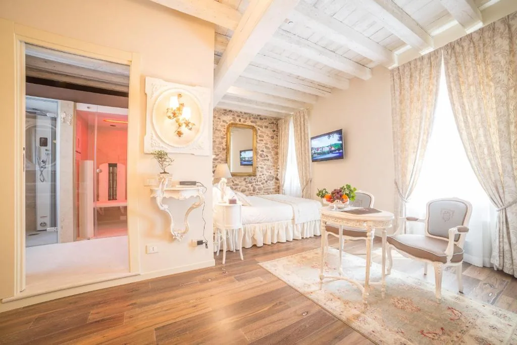 Junior Suite — Maison Resola – Rooms Experience
