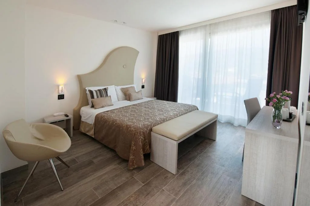 Junior Suite Matrimoniale Deluxe con Vista Lago — Amaris