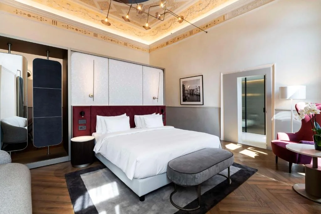 Junior Suite Renaissance con Vista Canale — Radisson Collection Hotel, Palazzo Nani Venice