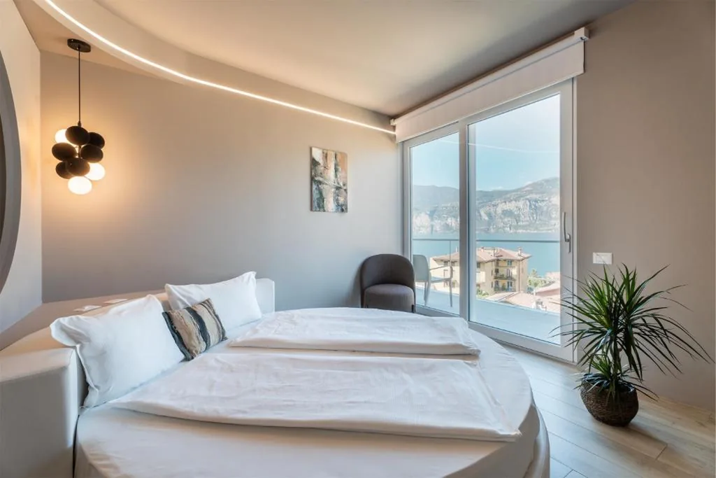 Junior Suite Superior con Balcone e Vista Lago — Hotel Diana