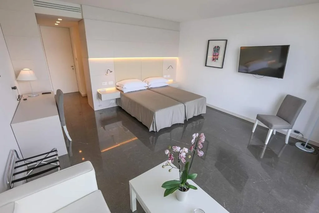 Superior Junior Suite with Balcony/Terrace and Lake View — Bellevue San Lorenzo (Adults Only)