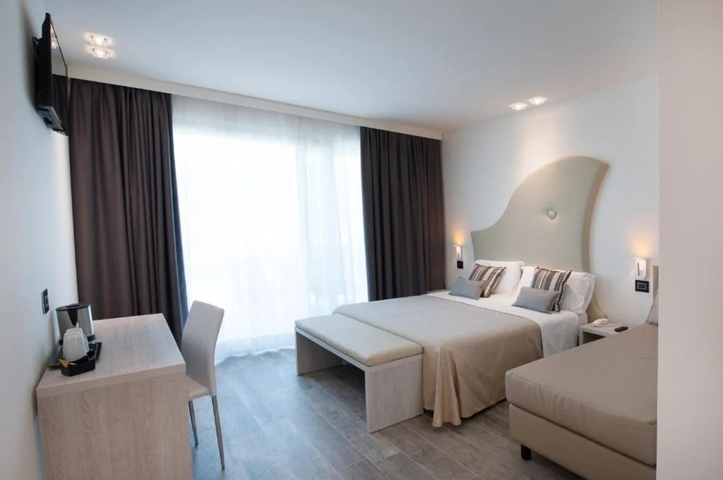 Junior Suite Tripla Deluxe con Vista Lago — Amaris