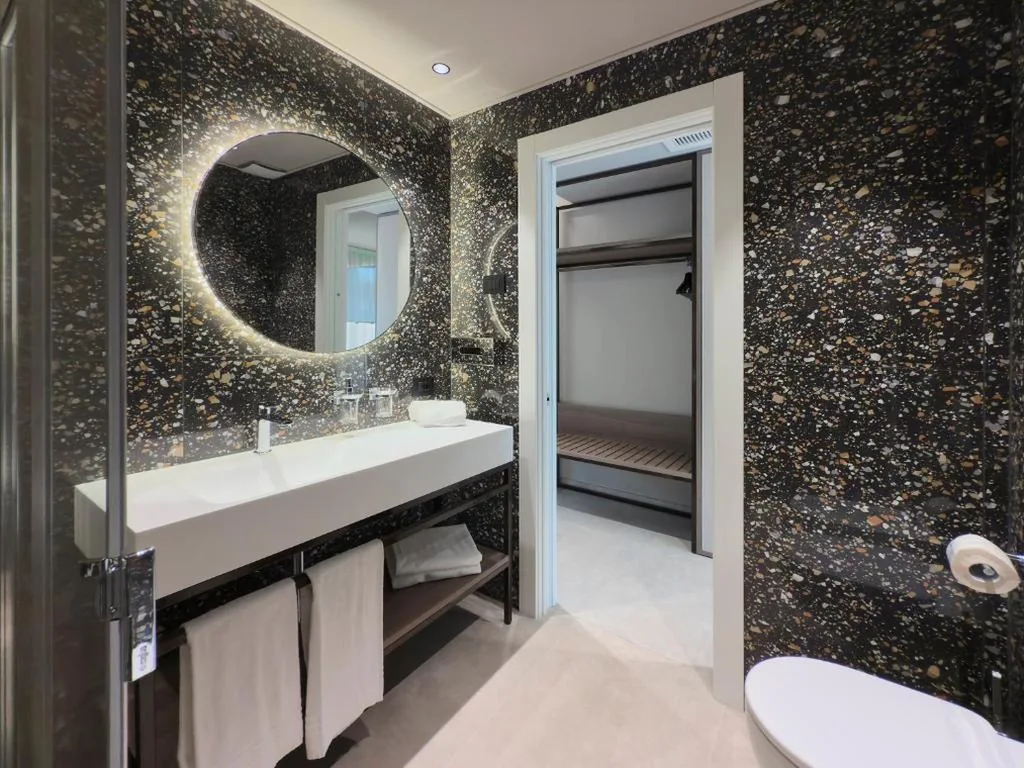Junior Suite with Balcony and Garden View - Separate Building — Nettuno Residence Hotel