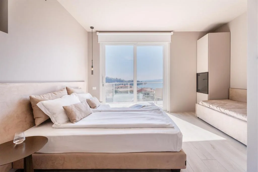 Junior Suite with Balcony and Partial Lake View — Hotel Diana