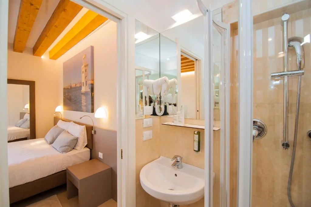 Leone Hotel