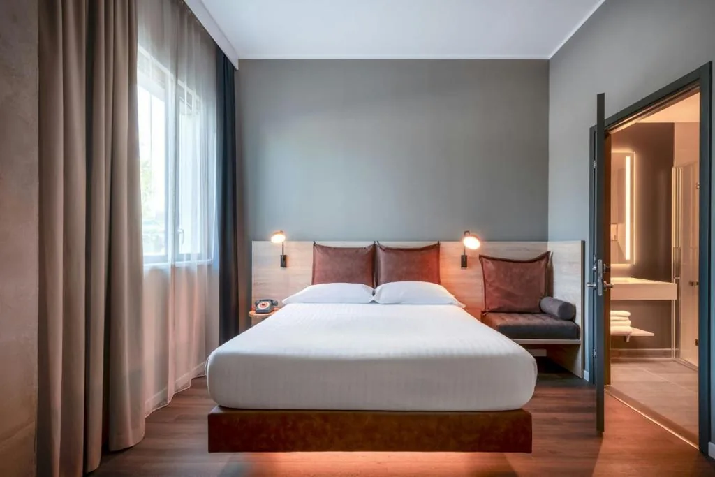 Moxy Large Queen Room - Accessible — Moxy Verona
