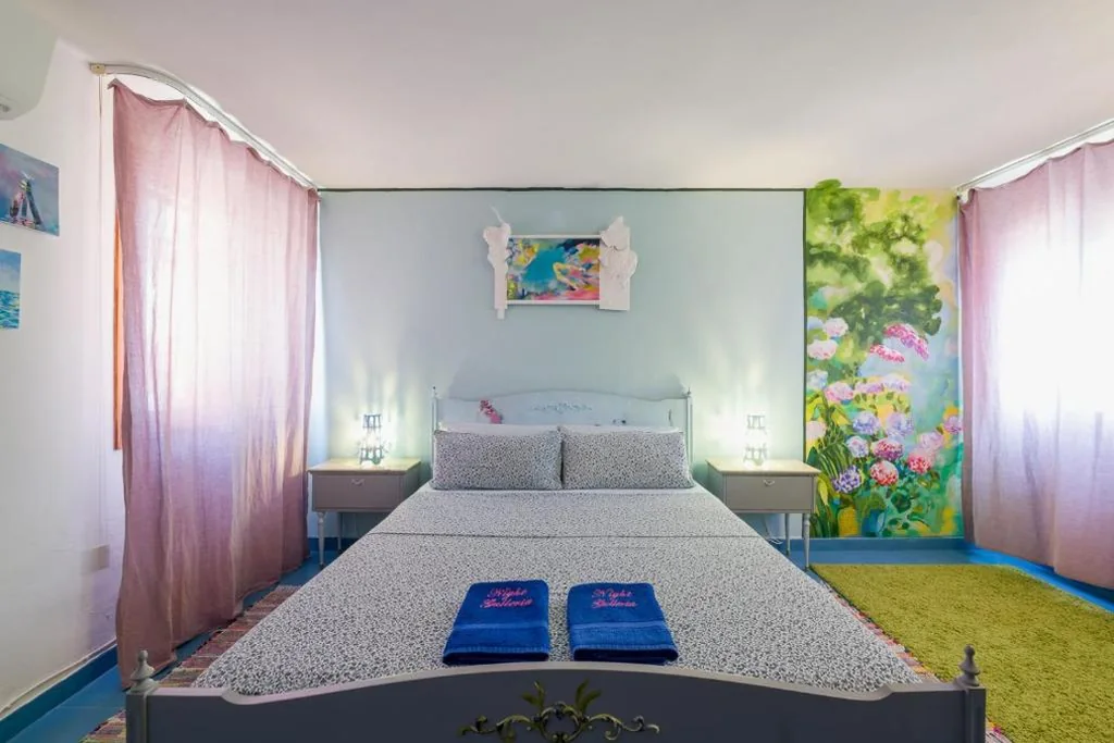 Night Galleria holiday home – bed & art -sea view