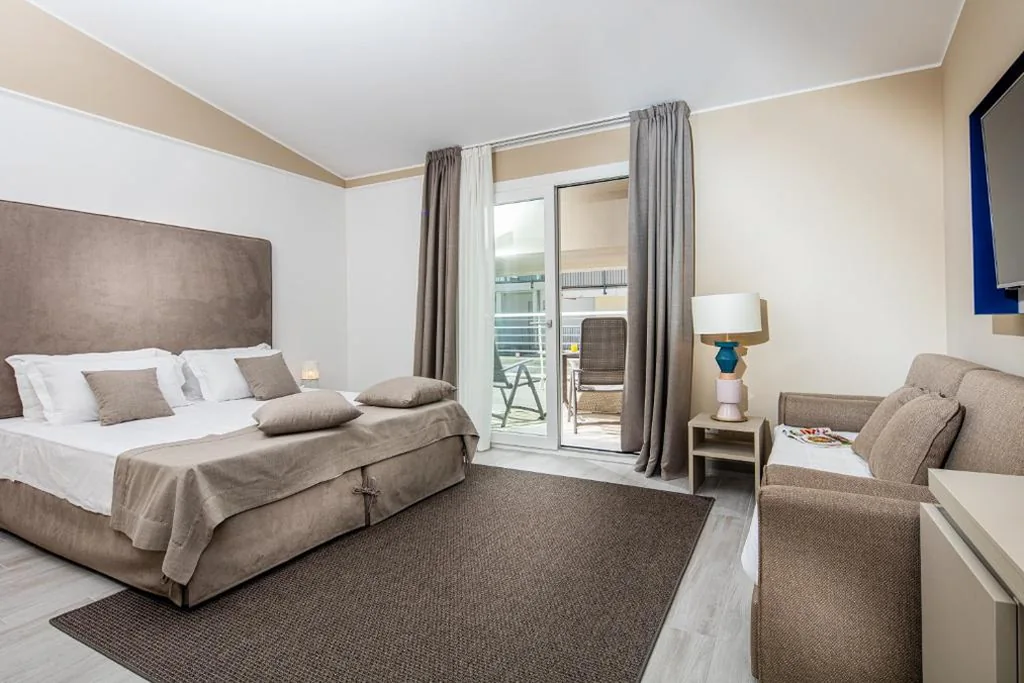Panoramic Double Room with Sofa Bed and partial Sea View — Hotel Capitol