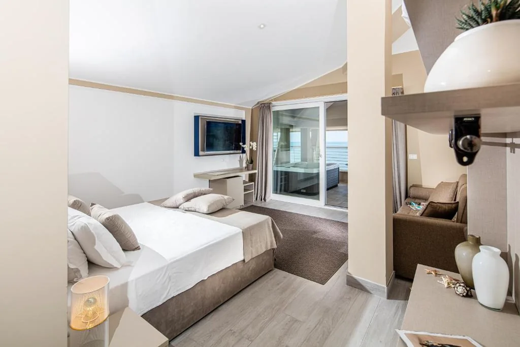 Panoramic Double Room with Sofa Bed,Whirlpool and Direct Sea View — Hotel Capitol