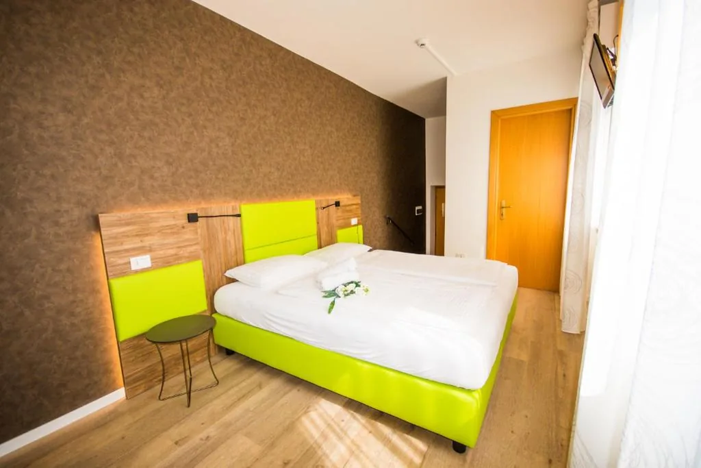 Small Double or Twin Room — Hotel Eden