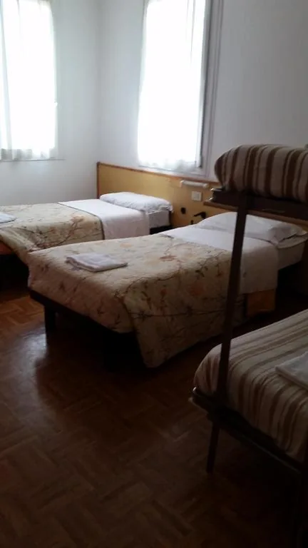 Posto Letto in Dormitorio con 4 Letti — Hotel Giovannina
