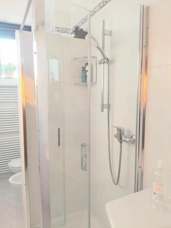 Private room and bathroom close to Piazzale Roma in Venice Mestre — foto 7