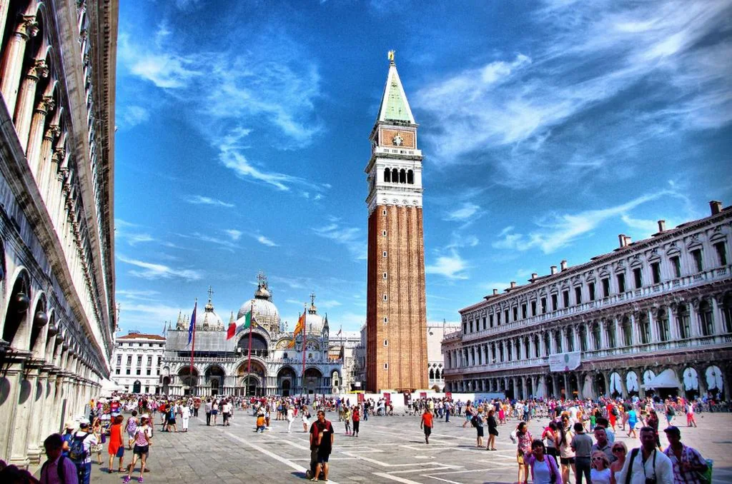 raggio di sole dietro piazza San Marco