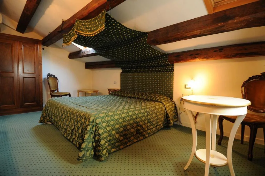Small Double Attic (Only stairs) — Hotel Mezzo Pozzo