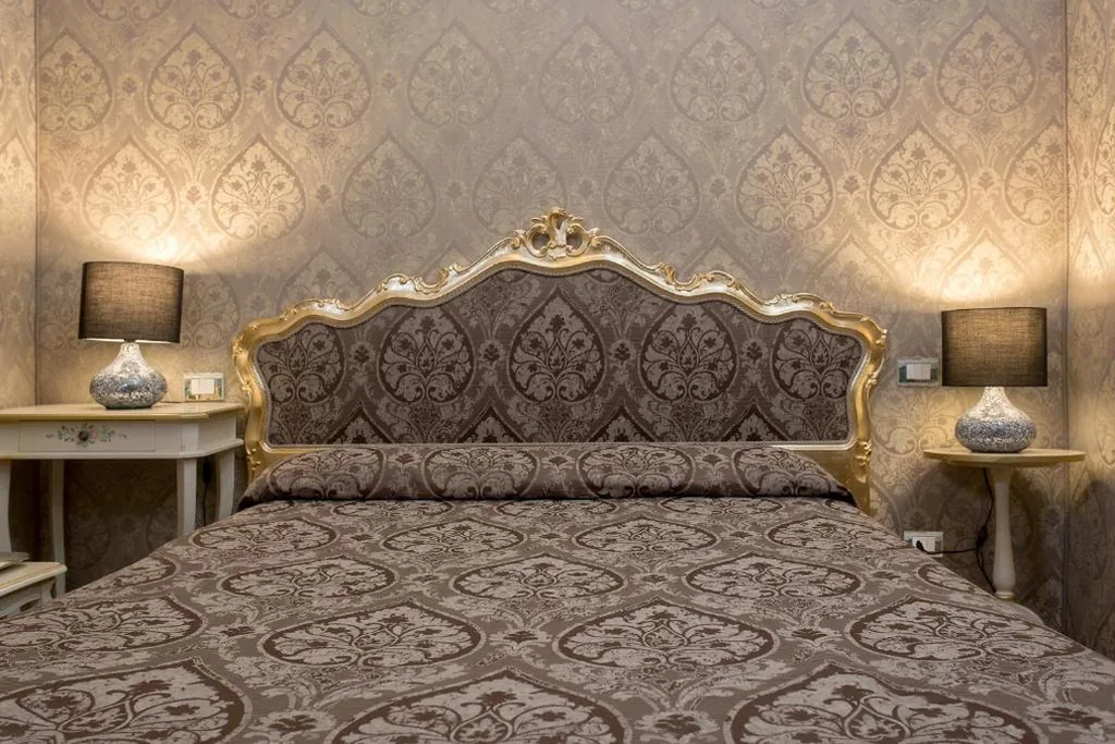 Small Double Room with Private External Bathroom (bathroom 7 meters distance from room door) — Hotel Mezzo Pozzo