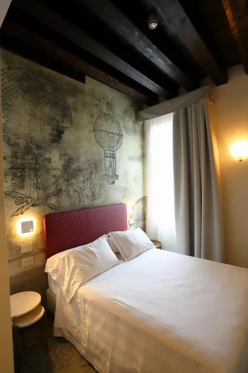 Small Double Room with Queen Bed and Partial Grand Canal View — Ai Due Fanali